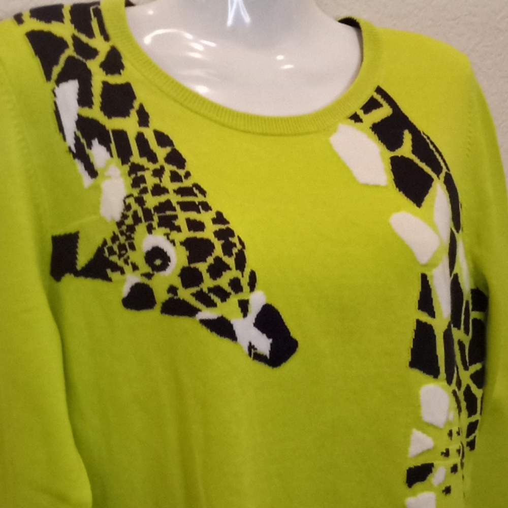 Crown & Ivy ๐ฆ Giraffe Print Sweater - Picture 3 of 12